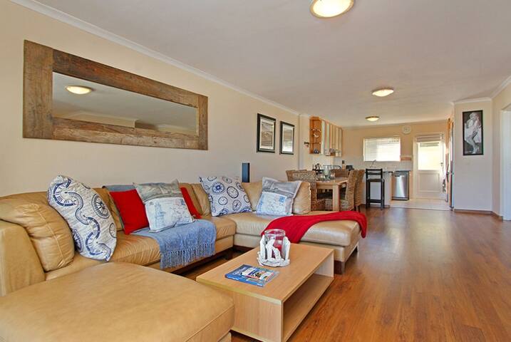 Stunning views 400m to beach front Eden On The Bay gallery image 2