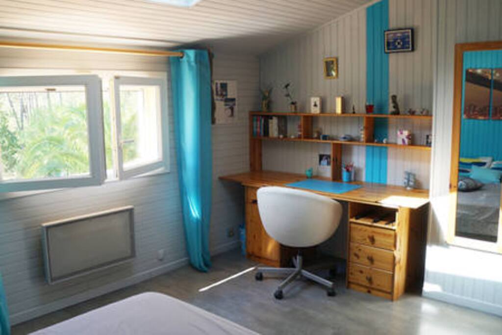 Première chambre coin bureau