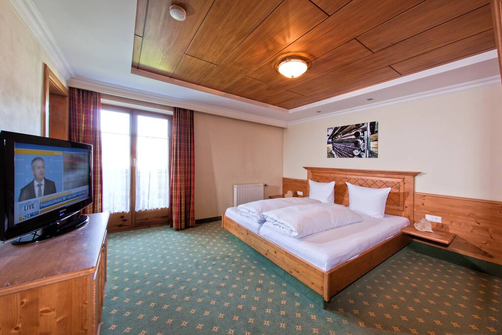 Schlafzimmer mit Doppelbett