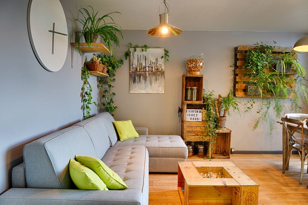 Les plantes prennent une place importante dans l'appartement