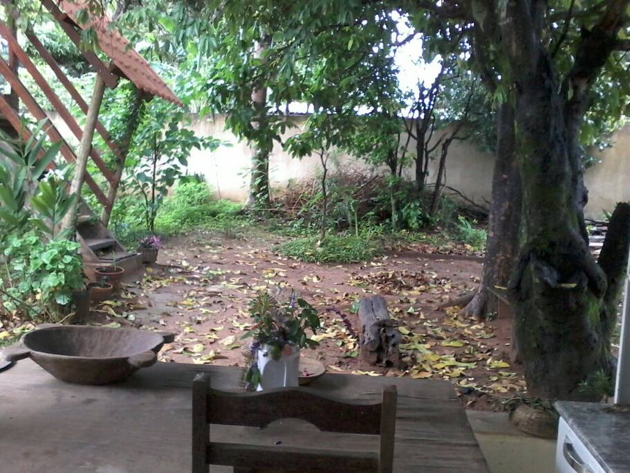 Varanda, escada e pomar