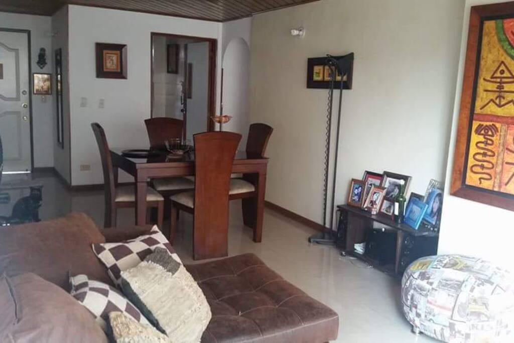 Espacio de sala y comedor compartidos