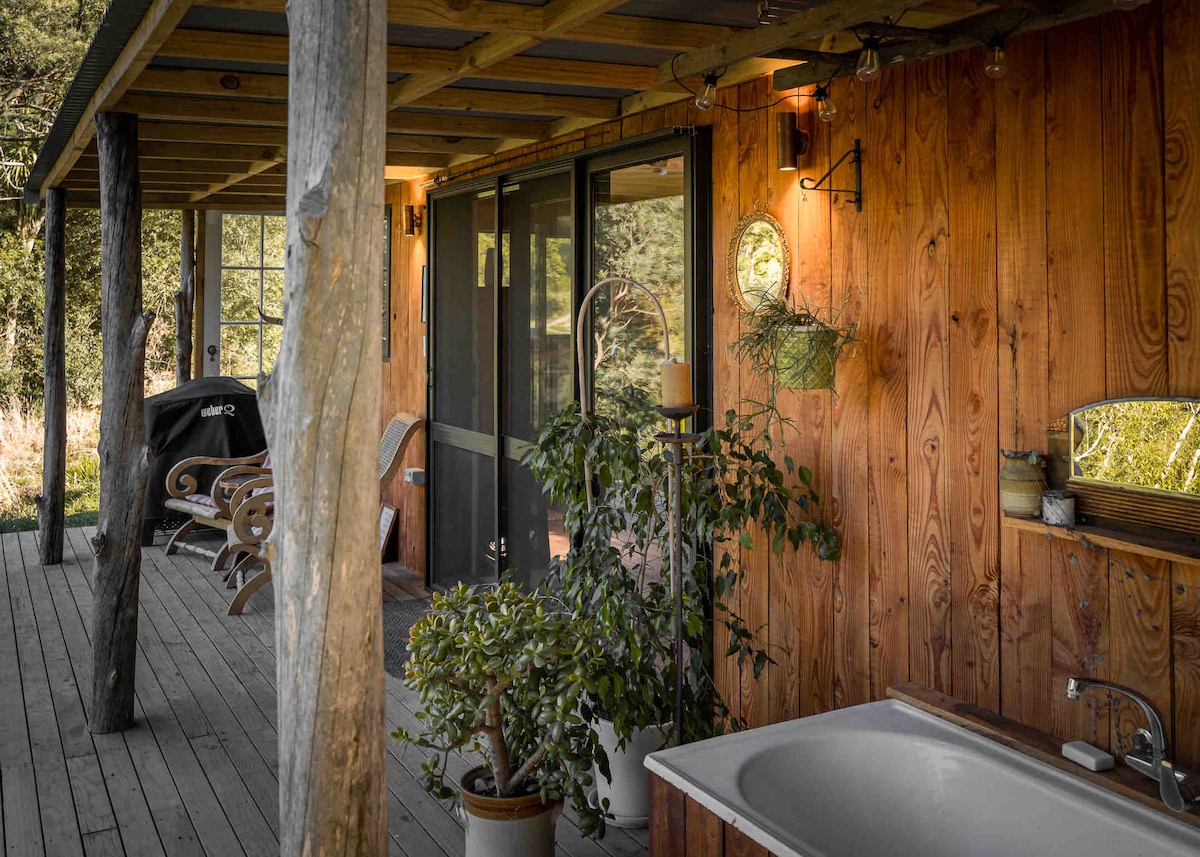 Deck at Lone Oak Eco Cabin in Okoroire