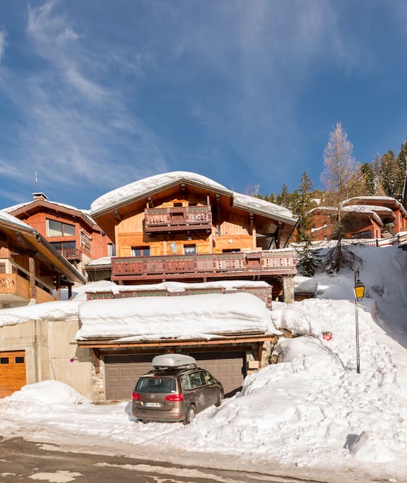 The chalet with two garages and parking-lots