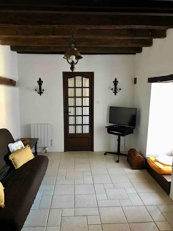 Delightful 1 Bedroom Gîte, Parking On Premises. - Indre