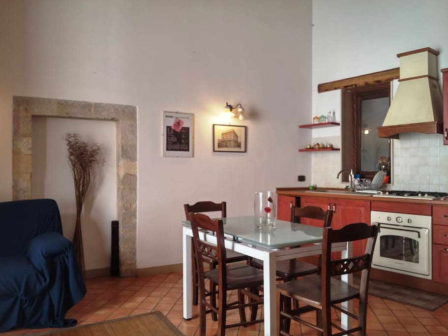 Cucina soggiorno con tavolo da pranzo e divano letto