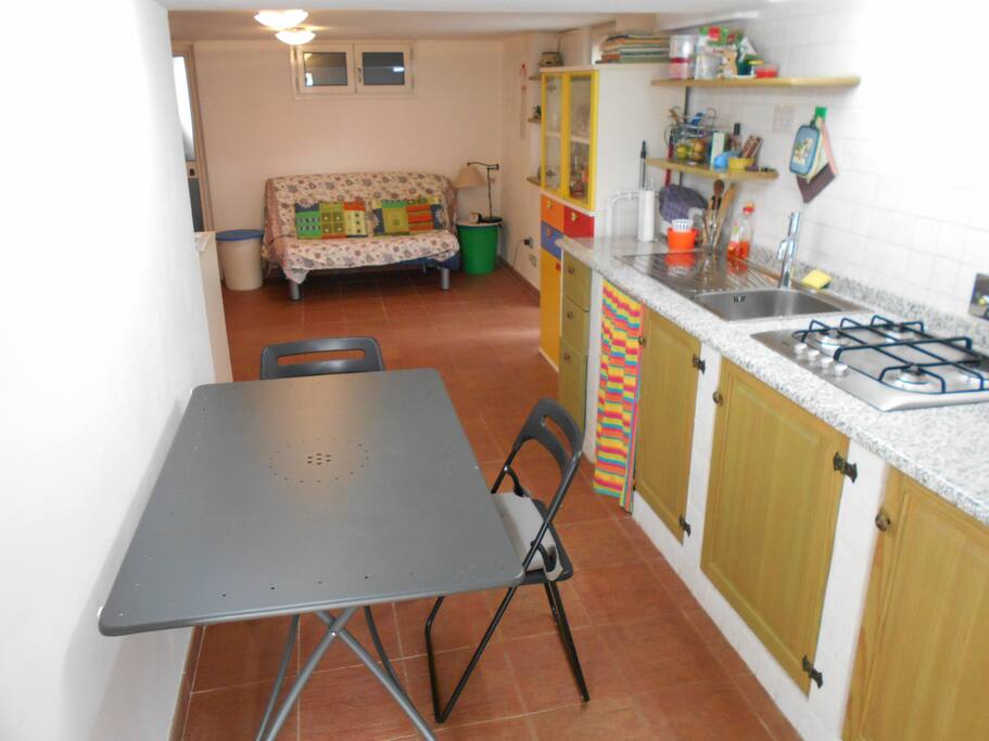 interno - divano letto, tavolo e cucina