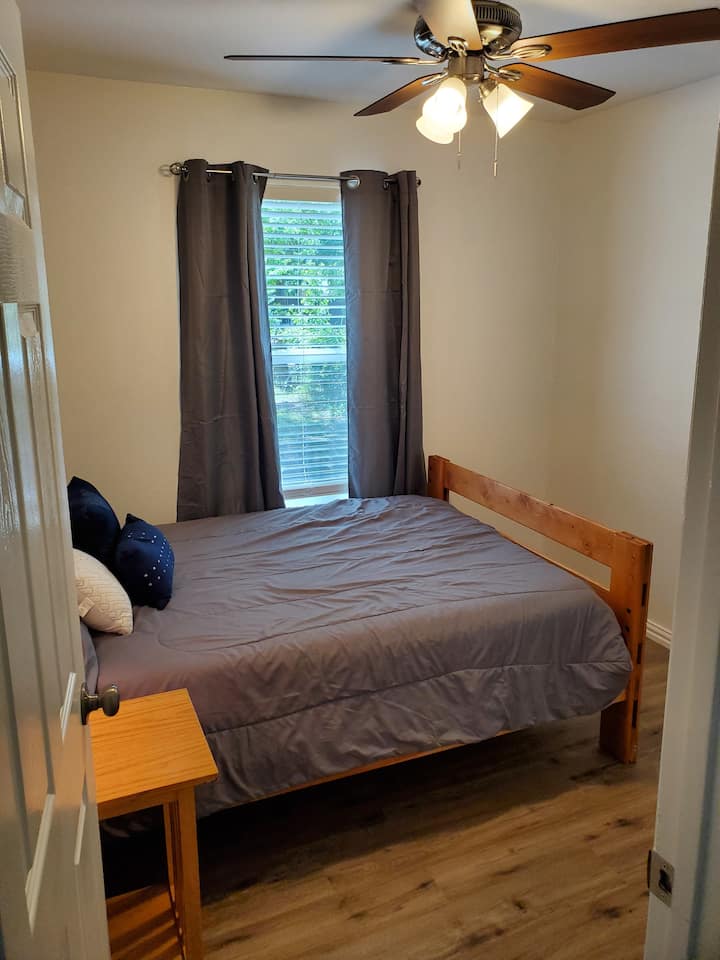 La chambre deux dispose d'un lit de grande taille.