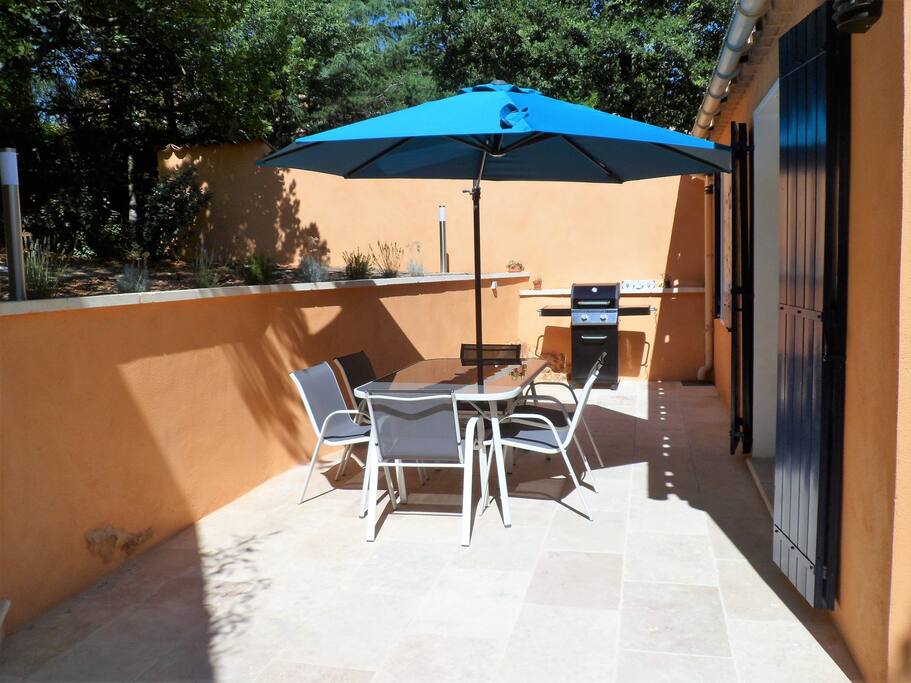 Terrasse Sud équipée avec salon de jardin et barbecue