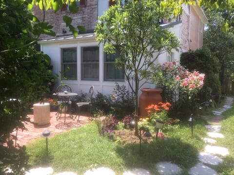 EuroStyle Apt; Walk to Shops/Dining/Metro