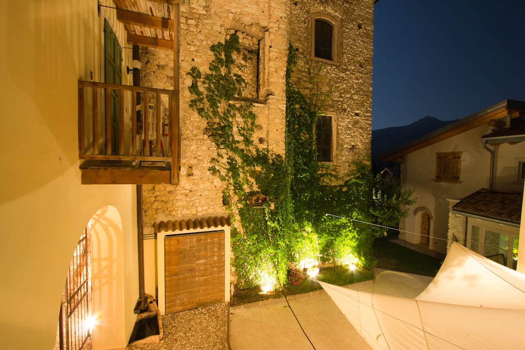 Cortile interno con chiesa sconsacrata
