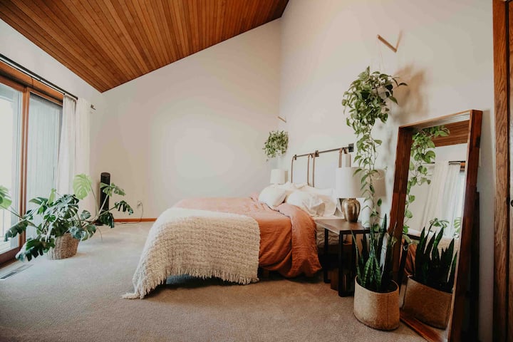 מאסטר במפלס העליון עם מיטת קינג סייז ואמבטיה בסוויטה