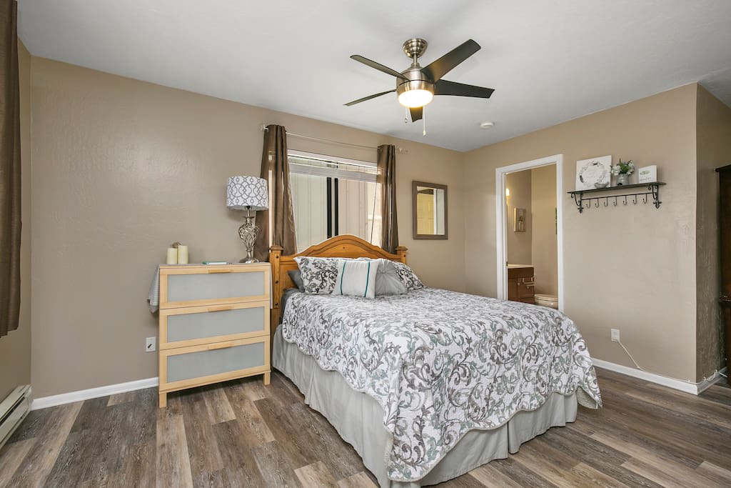 Queen bed, ceiling fan, airy open feeling.