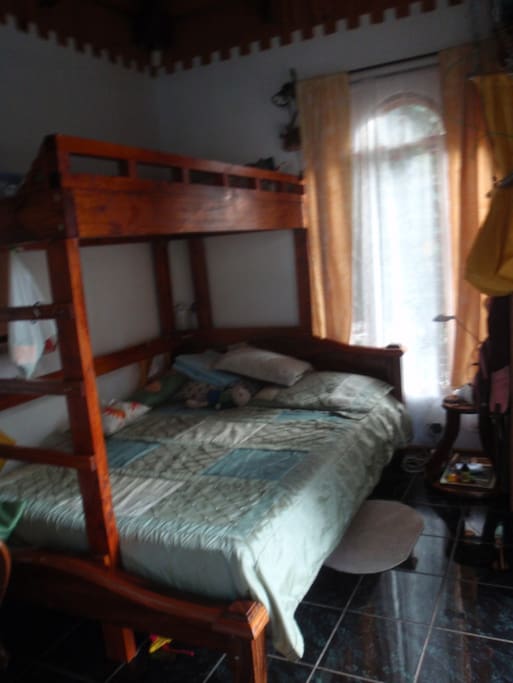 Very comfortable queen sized bed with temperpedic mattress!