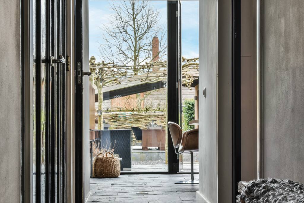 hallway to kitchen