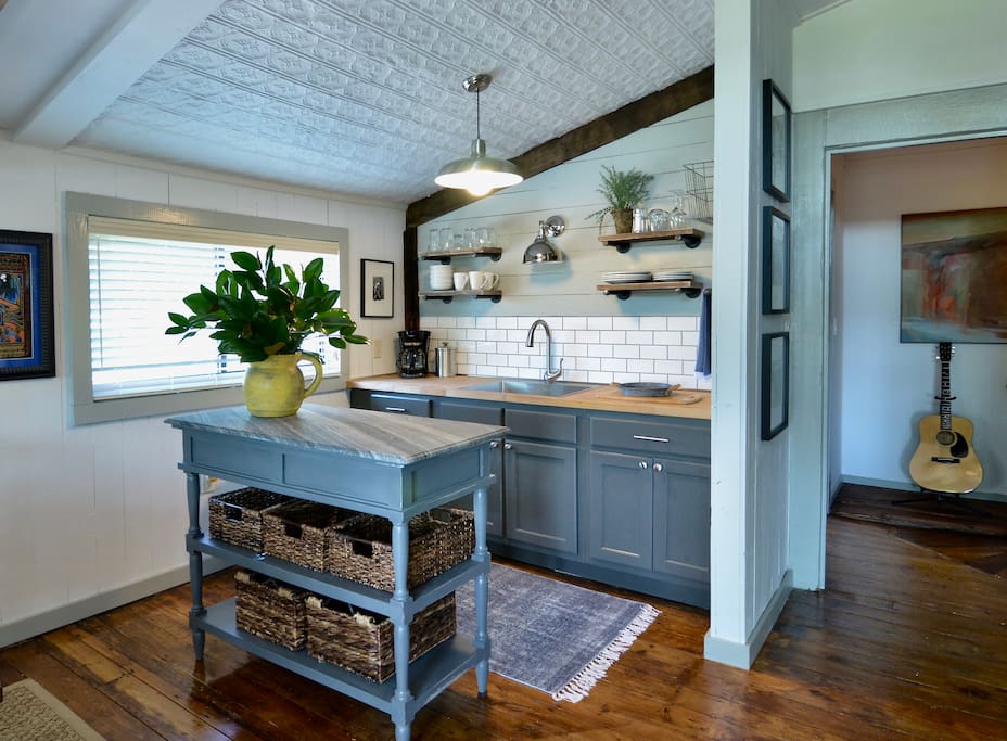 Fully equipped kitchen with microwave and hotplate.