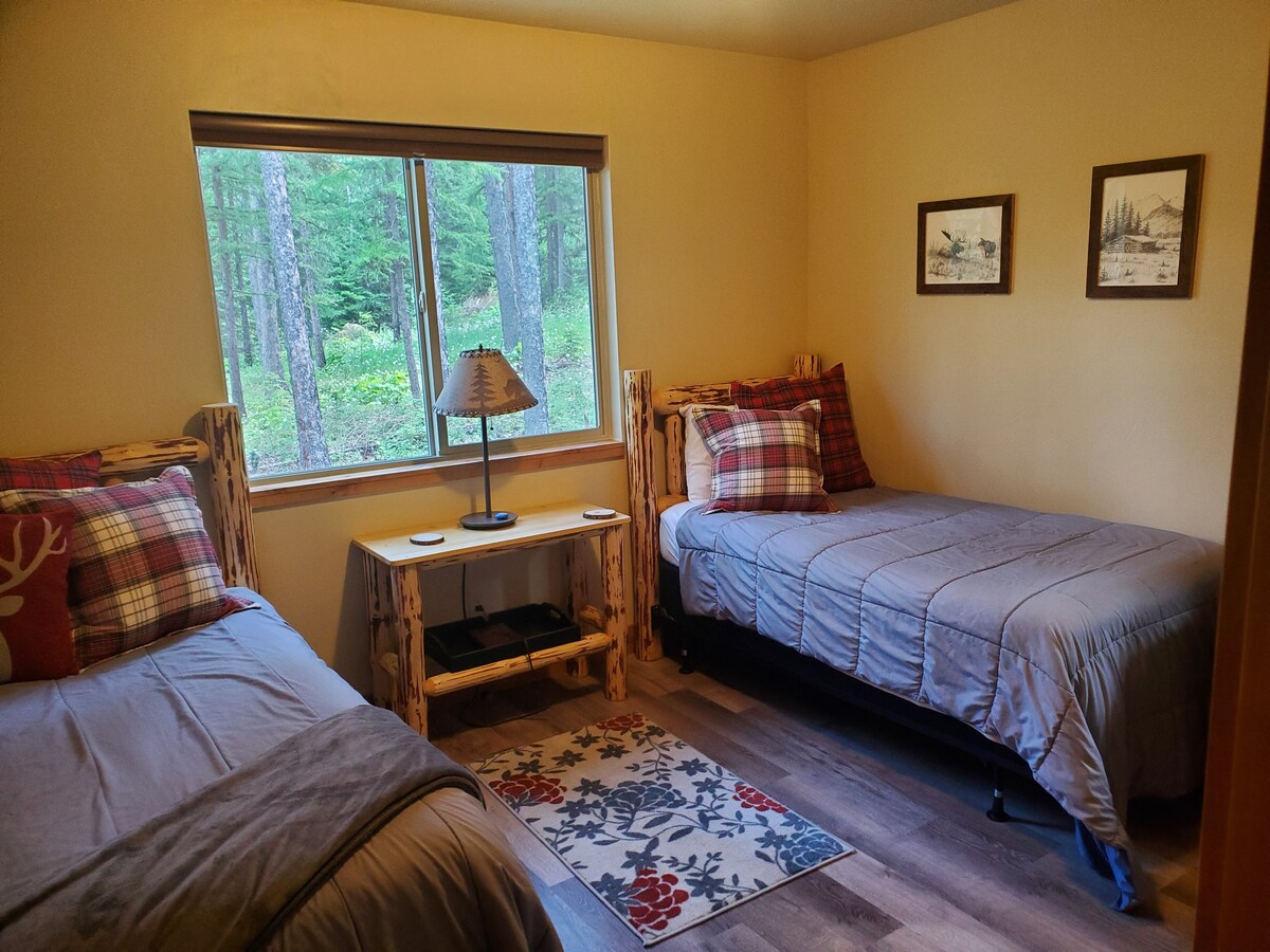 Dva nova madraca u spavaćoj sobi ugodne veličine.