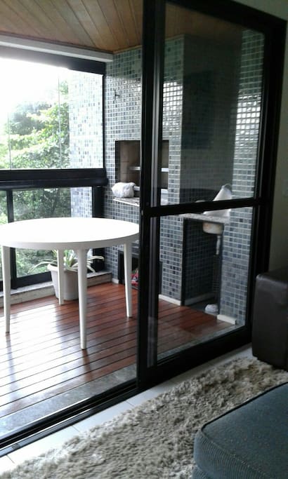 Varanda envidraçada e com giragrill.