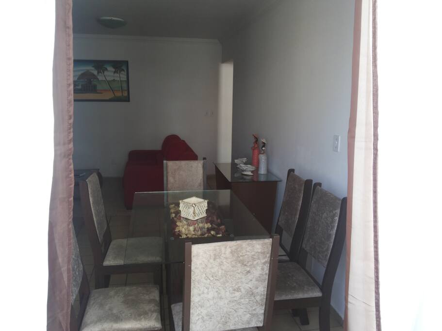 Ampla sala de jantar.