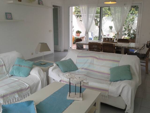 VILLA DE CHARME, LES PIEDS DANS L’EAU, gallery image 4