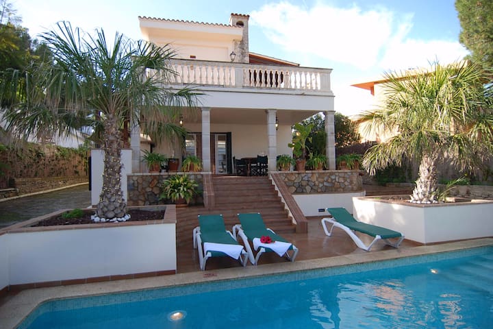 SOL VERI. Elegant Villa with private pool and BBQ.