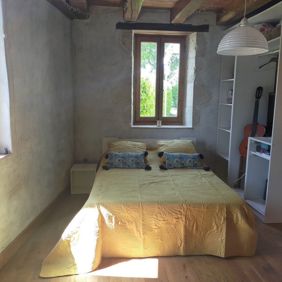 Chambre bleue très lumineuse avec lit parapluie pour bébé