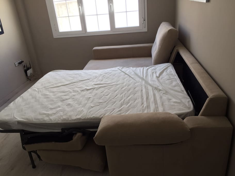 Sofá cama de matrimonio en salón