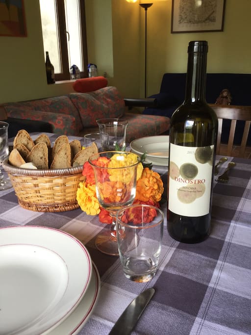 A tavola buon cibo e vino