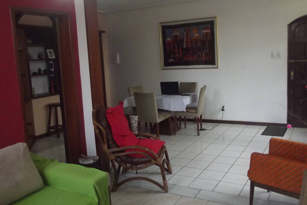 Sala de Estar, conjugada com Sala de Jantar e acesso à porta de entrada.