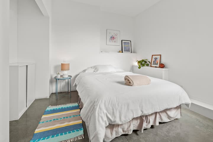 2nd bedroom with queen bed