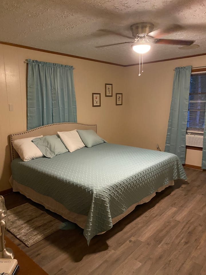 Spálňa s manželskou posteľou a vlastnou kúpeľňou. Izba č.7