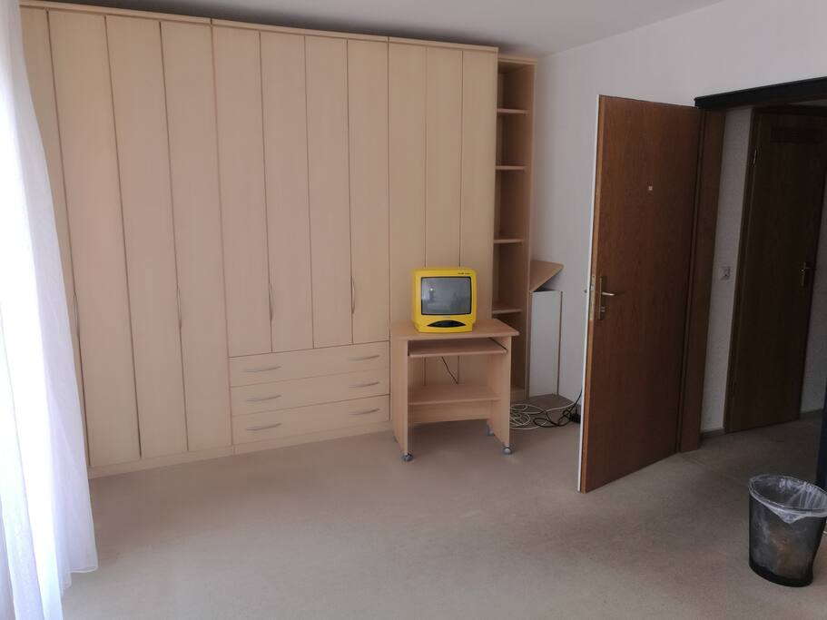Zimmer in 1. Etage; Schrankwand
