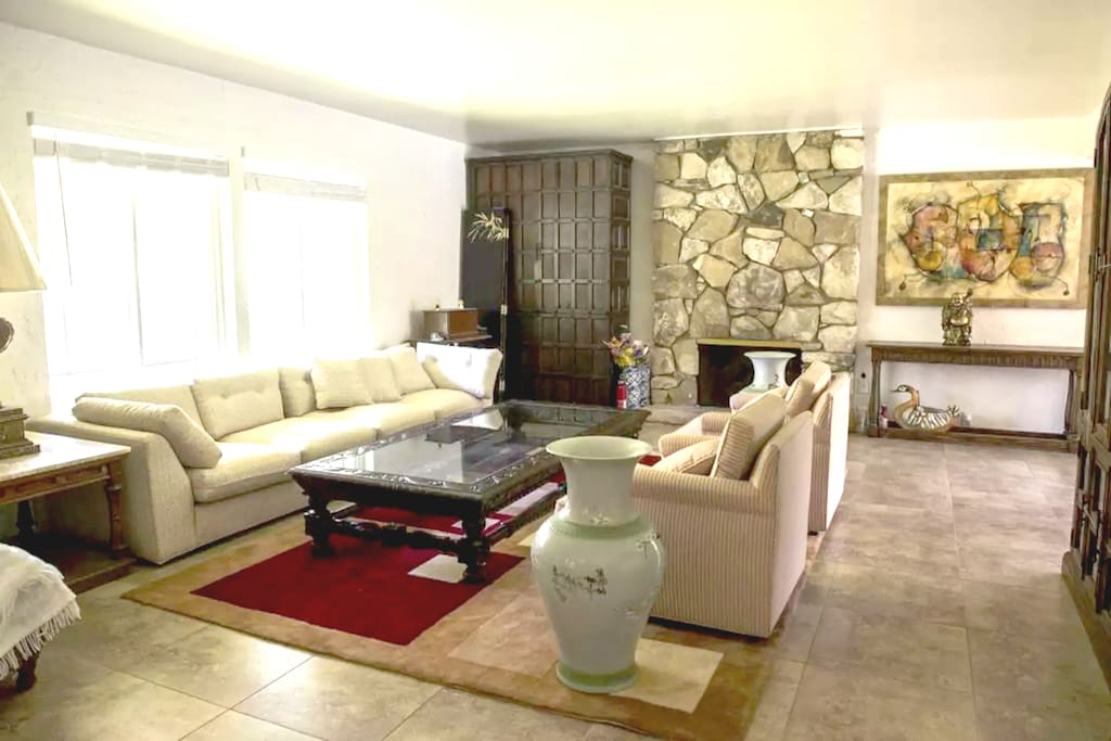 Living room #1
Meeting room.
Great place to spend quality time by the fire place.