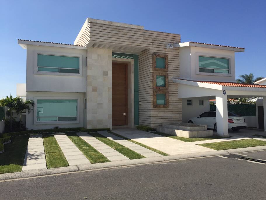 Fachada de la casa desde la calle