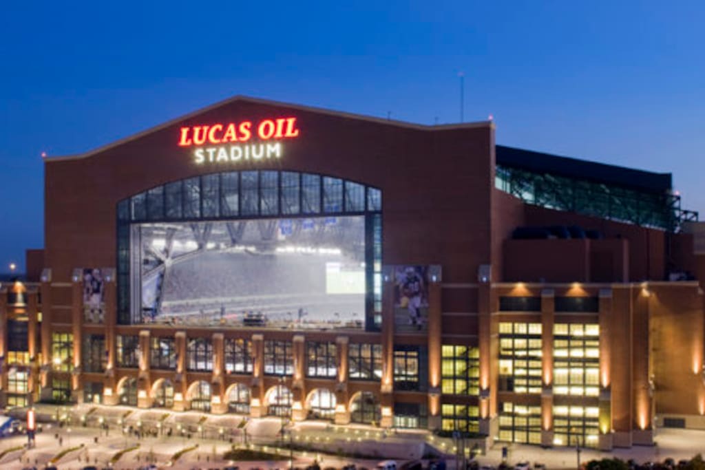 5 minutes walking to Lucas Oil