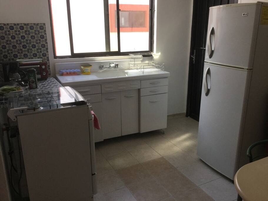 Cocina equipada cuenta con refrogerador