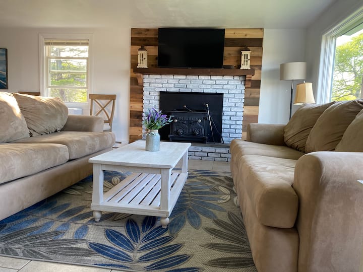 Cheerful Home With Heated Pool And Water Views - Montauk, NY