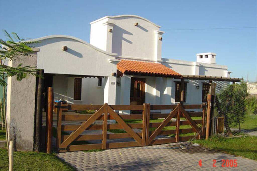 Fachada e ingreso a la casa de campo. Tranquera campestre.
