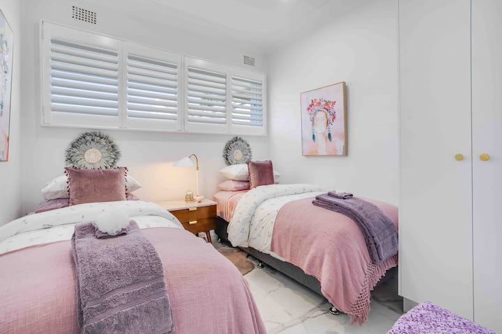 מיטת יחיד מפוארת 
 
מצעים, מצעים ומגבות יוקרתיים 
ארון בגדים עם מיזוג אוויר
 