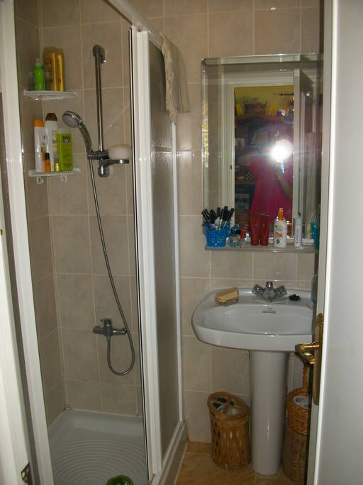 baño auxiliar con ducha