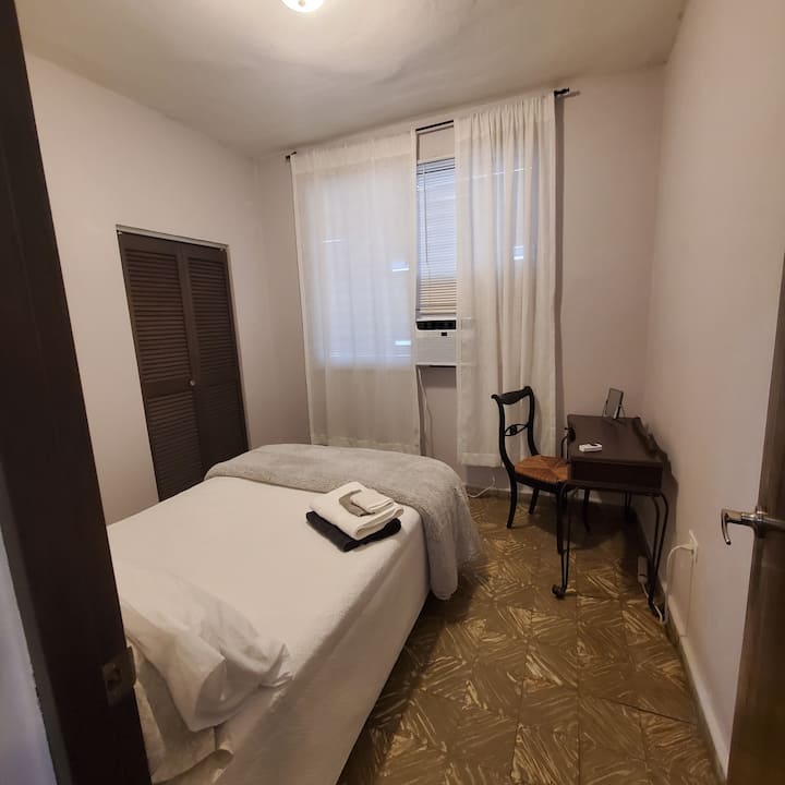 Druhá spálňa, manželská posteľ, skriňa, klimatizácia a písací stôl. Skriňa má: žehliacu dosku, žehličku a sušič vlasov, ďalšie prikrývky. 