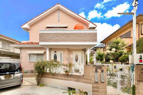Poetic Island is over 150sqm.Nankai main line is a 3-minute walk away, with direct access to Namba, 