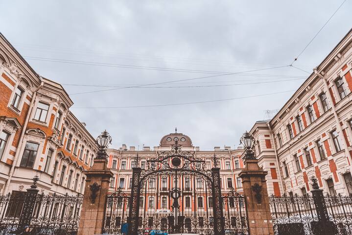 Потому что пространство сделано из коридора