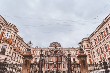 Потому что пространство сделано из коридора