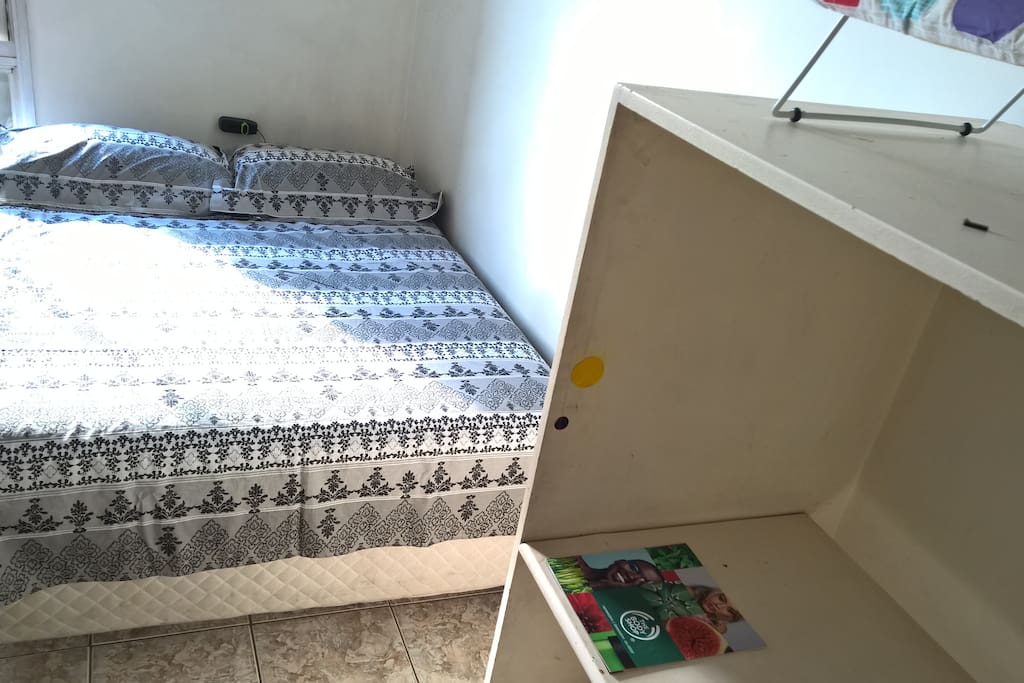 Quato com cama de casal.