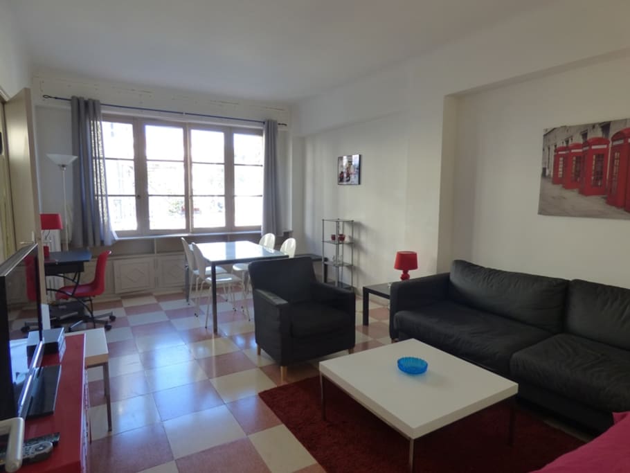 Un salon/salle à manger spacieux, confortable et lumineux.