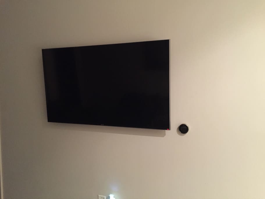 Living Room: 55in 4K flat screen tv with cable, Netflix, & Hulu