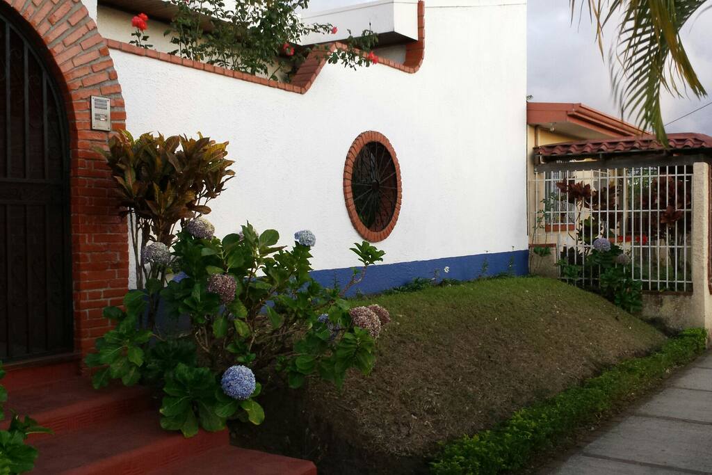 Hermosa tapia con jardín frontal bien cuidado