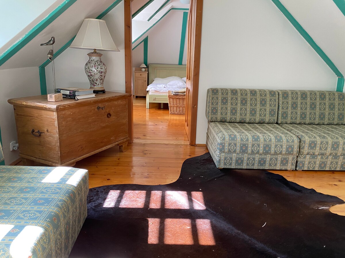 spavaća soba br. 2.
Ostale dvije sobe otvorene su iz ove prostorije, a stepenice vode odozdo.