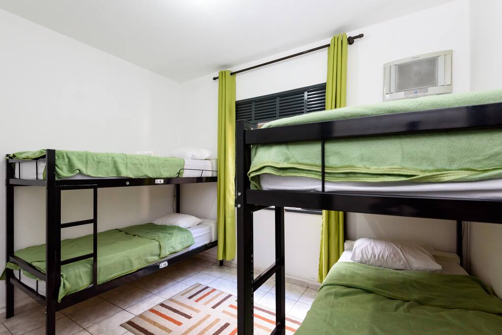 quarto menor com 4 camas